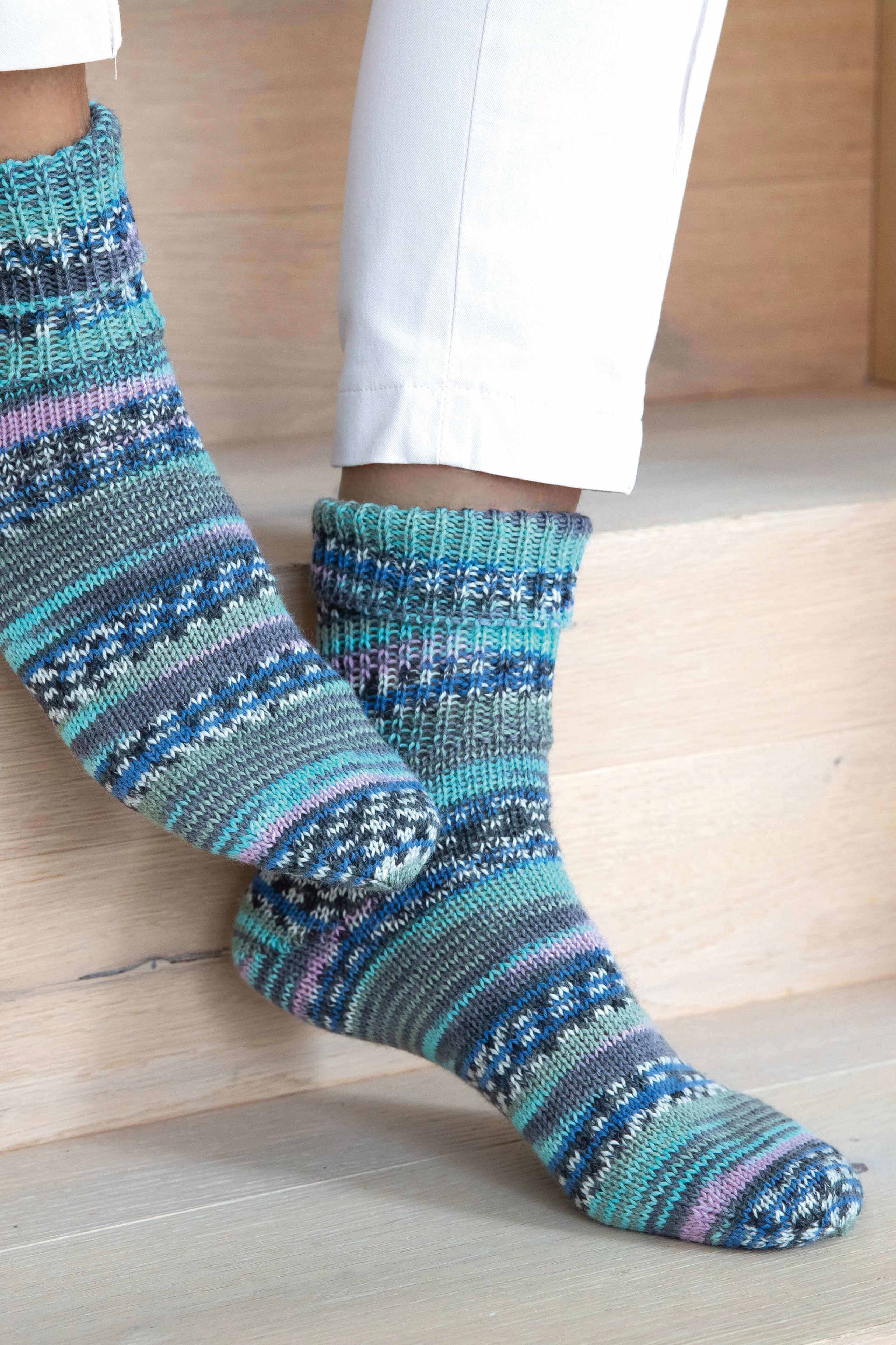 Gestrickte Socken in blau mit Farbverlaufsgarn