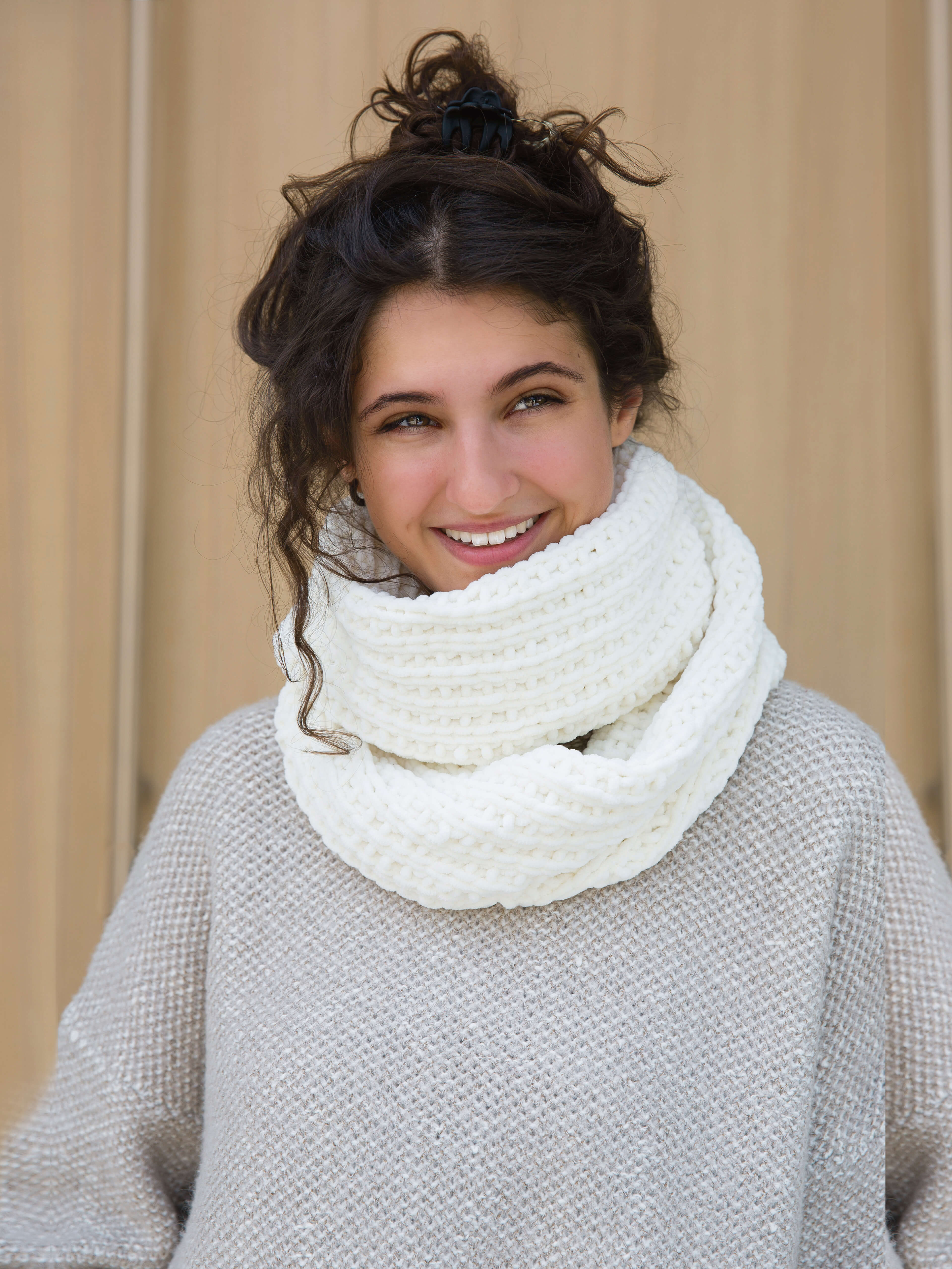 Frau mit weiß gestricktem Schal aus Funny uni Wolle von Gründl