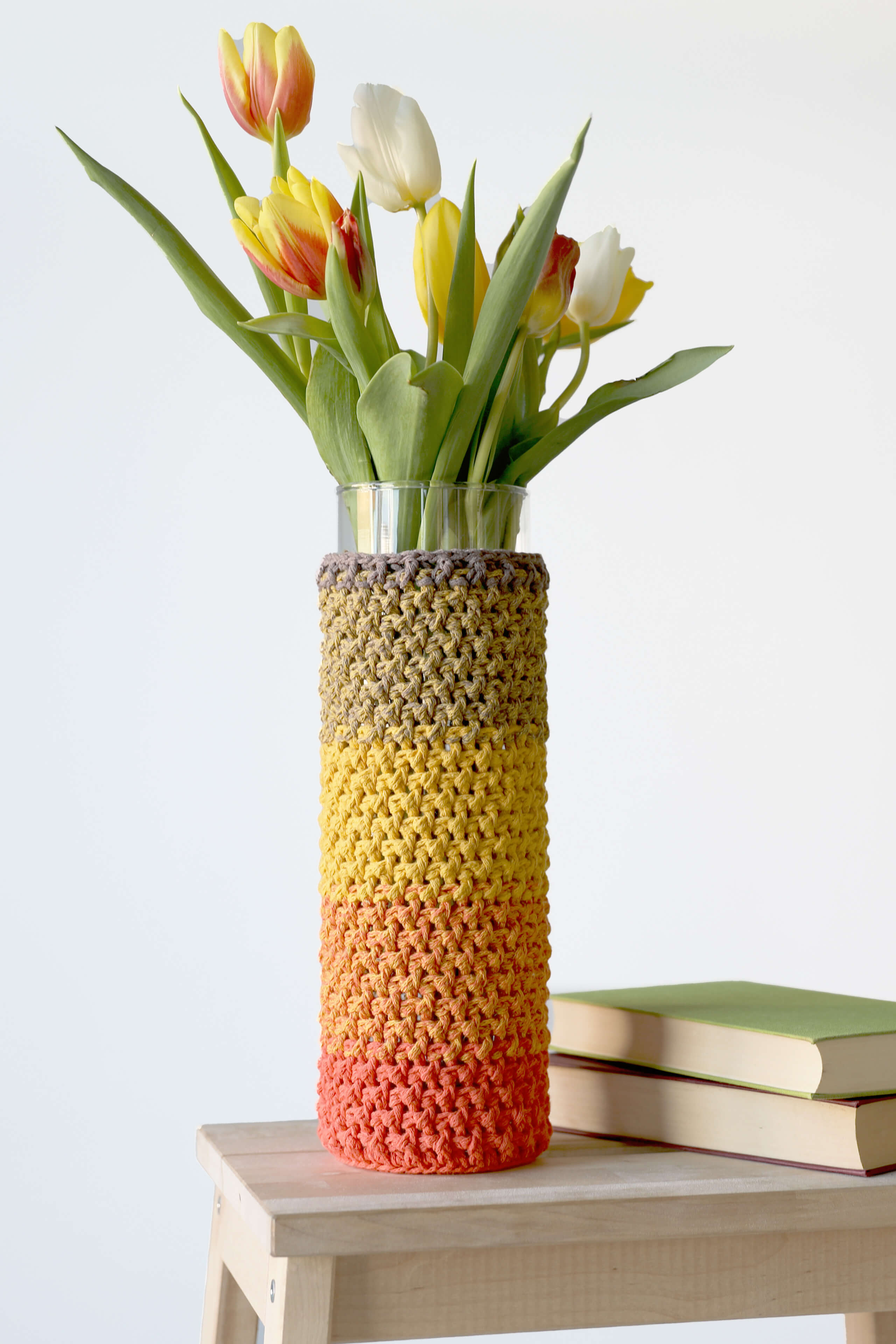 rot-orange umhäkelte Vase mit Tulpen